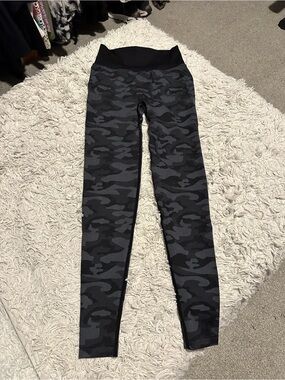 PINK Victoria's Secret Scrunch Butt Black & Gray Camo High-Waist Leggings